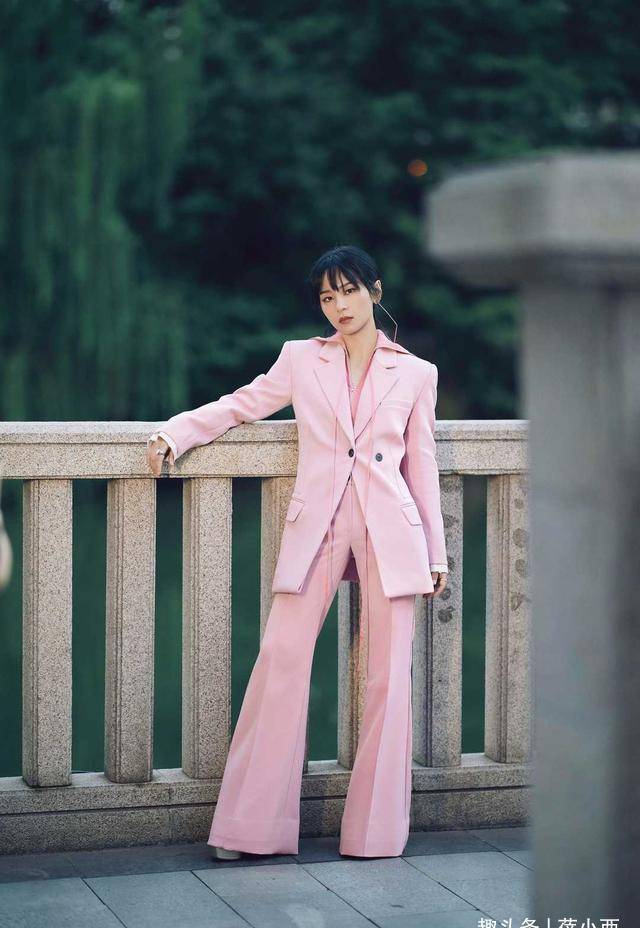 霍汶希不愧是"女团顾问",穿西装配紧身裤走机场,哪像48岁