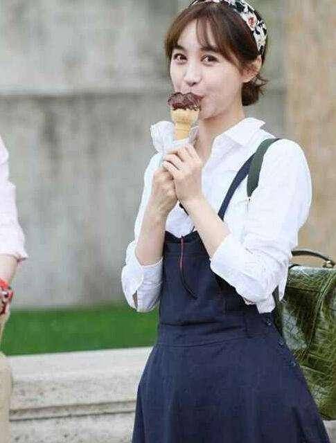 便冲着旁边的李菲儿就是一顿炫耀颜值,好在李菲儿戴着墨镜,张翰看不到