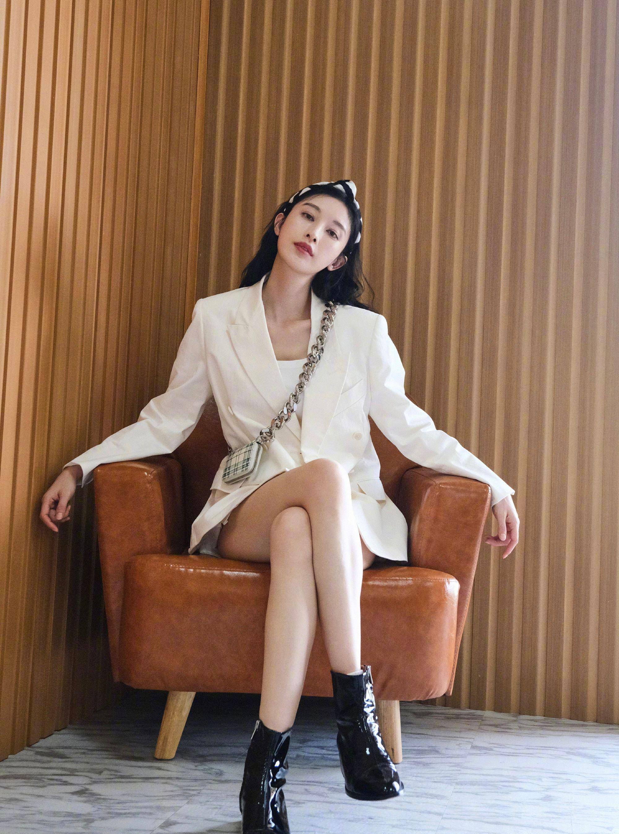 33岁张俪不愧是腿精,宽西装紧身短裤,小蓝包桃红衬衣时尚亮眼_线条