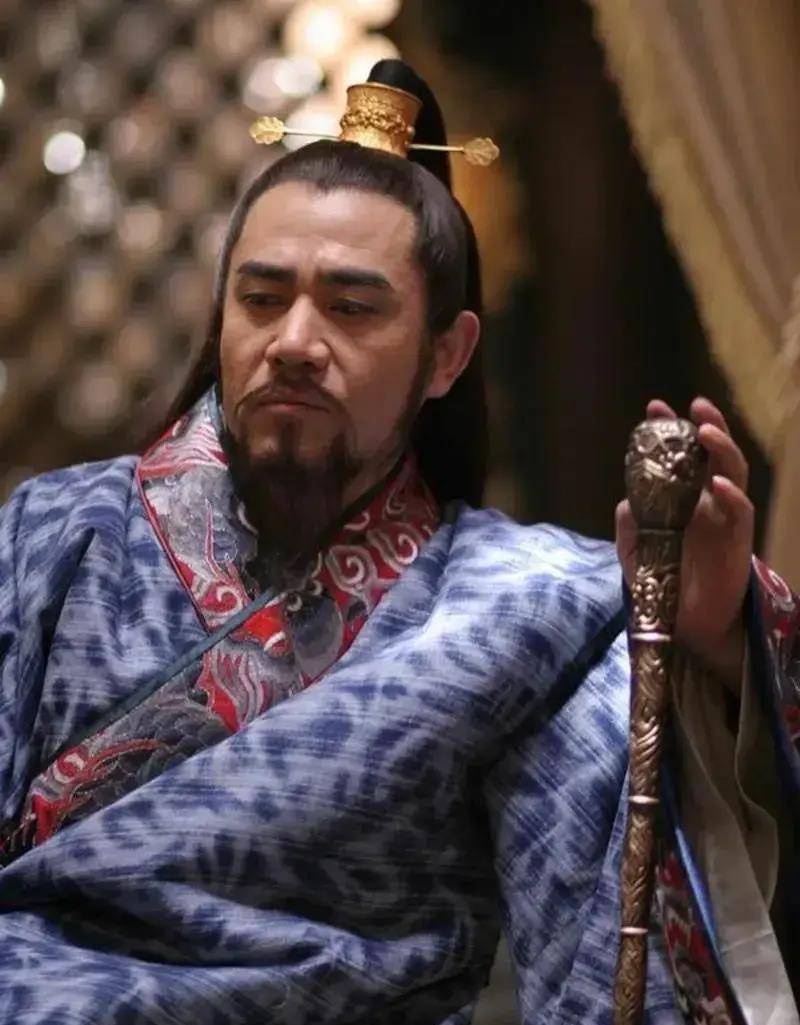 嘉靖帝占据了绝对的上风,他不仅成功地追封了自己的生父朱祐杬为皇帝