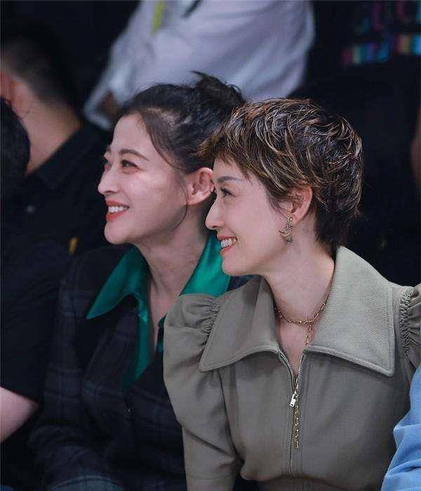 好状态是修不出来的,梅婷跟人一合影,气质就被衬托的很高级!