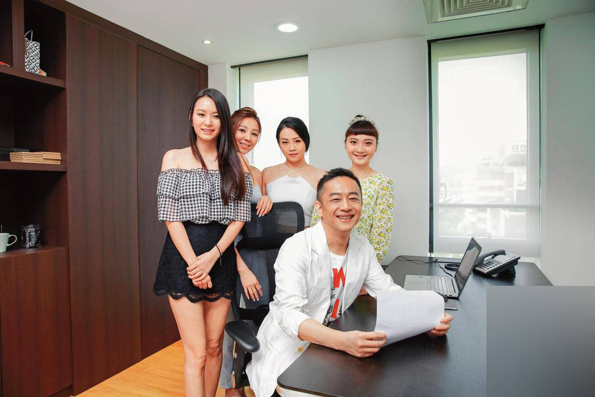 据悉,陈昭荣与妻子生下一子一女,女儿陈品儿也是一名演员,一家四口