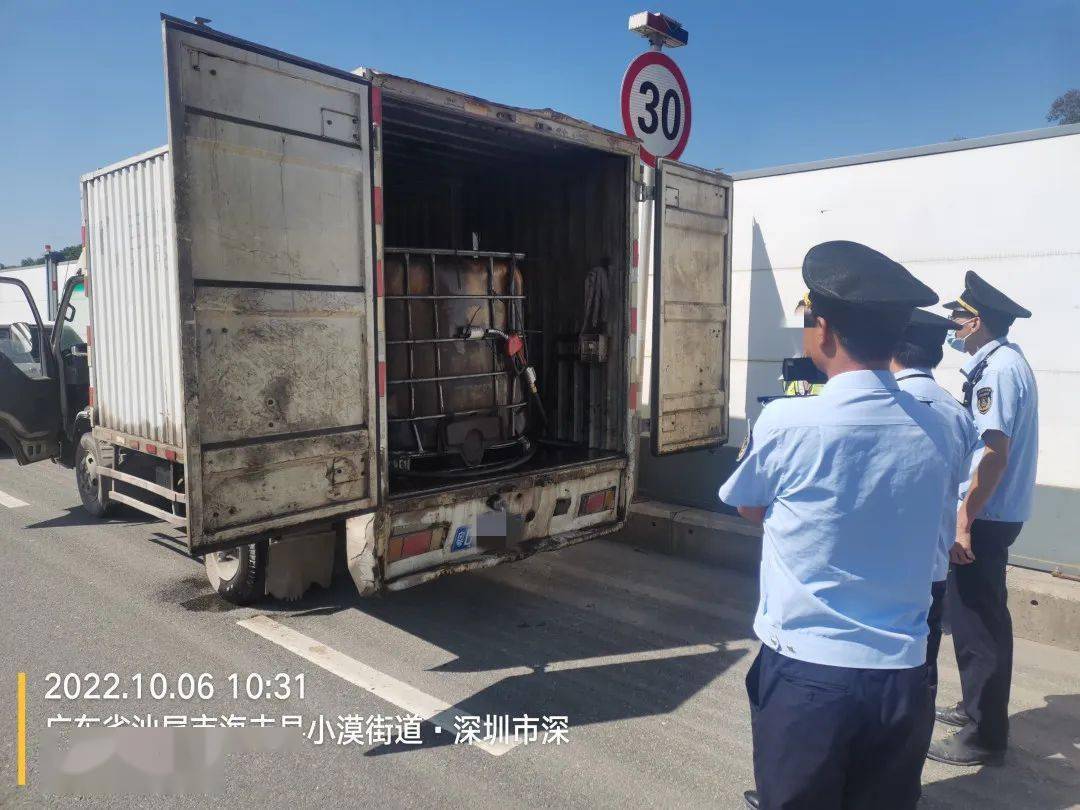 跑得了？“黑油车”路边加油被查，司机却偷偷溜走！最末……