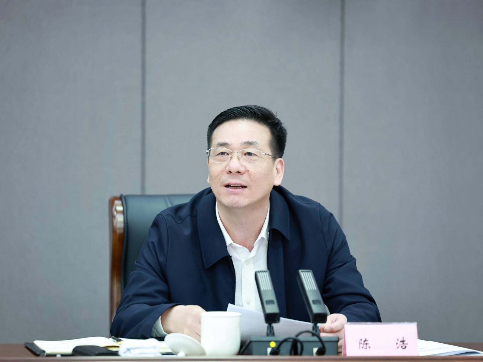 陈浩"君住长江头,我住长江尾."长江上中下游一损俱损,一荣俱荣.