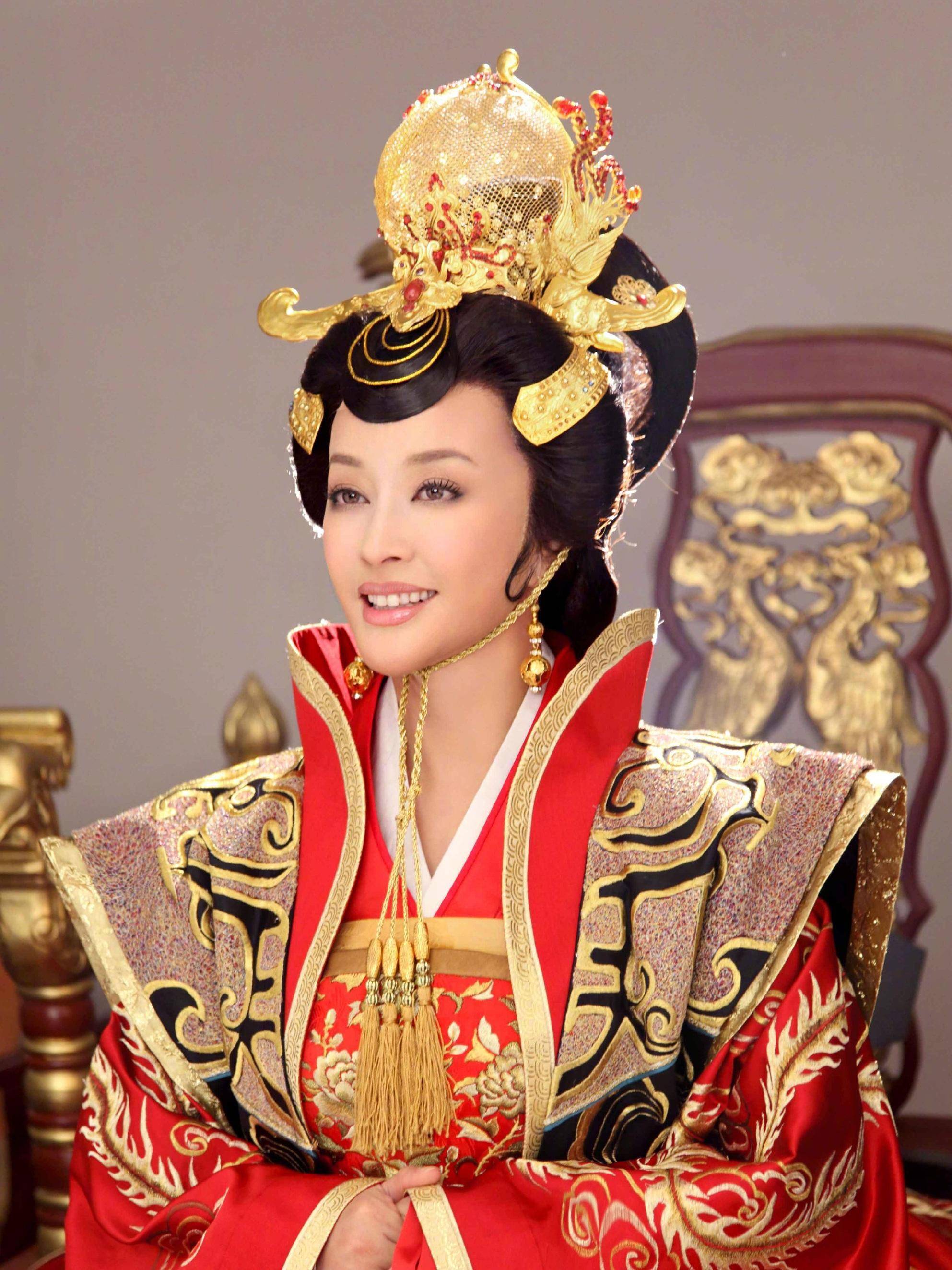 年近70的刘晓庆,疫情下继续巡演话剧,无悔用生命去演出_武则天_深圳