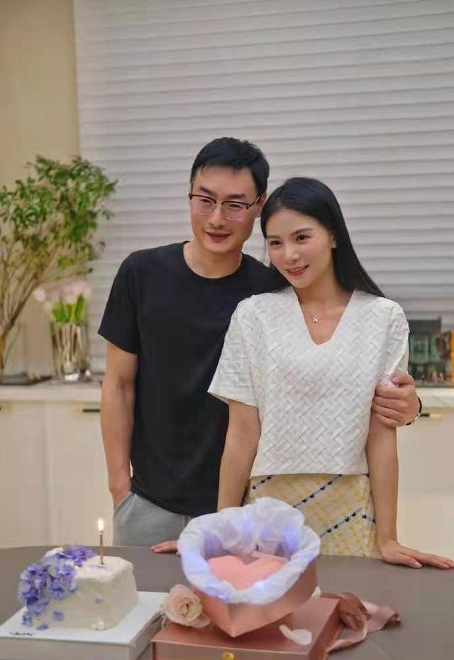 冠军夫妇晒全家福,女儿长相随爹,百万豪宅曝光_何姿_秦凯_跳水