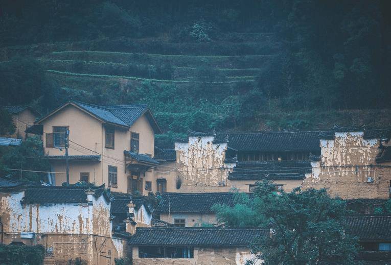 藏在深山老林里的古村：阶梯式布局十分独特，被赞金色布达拉宫