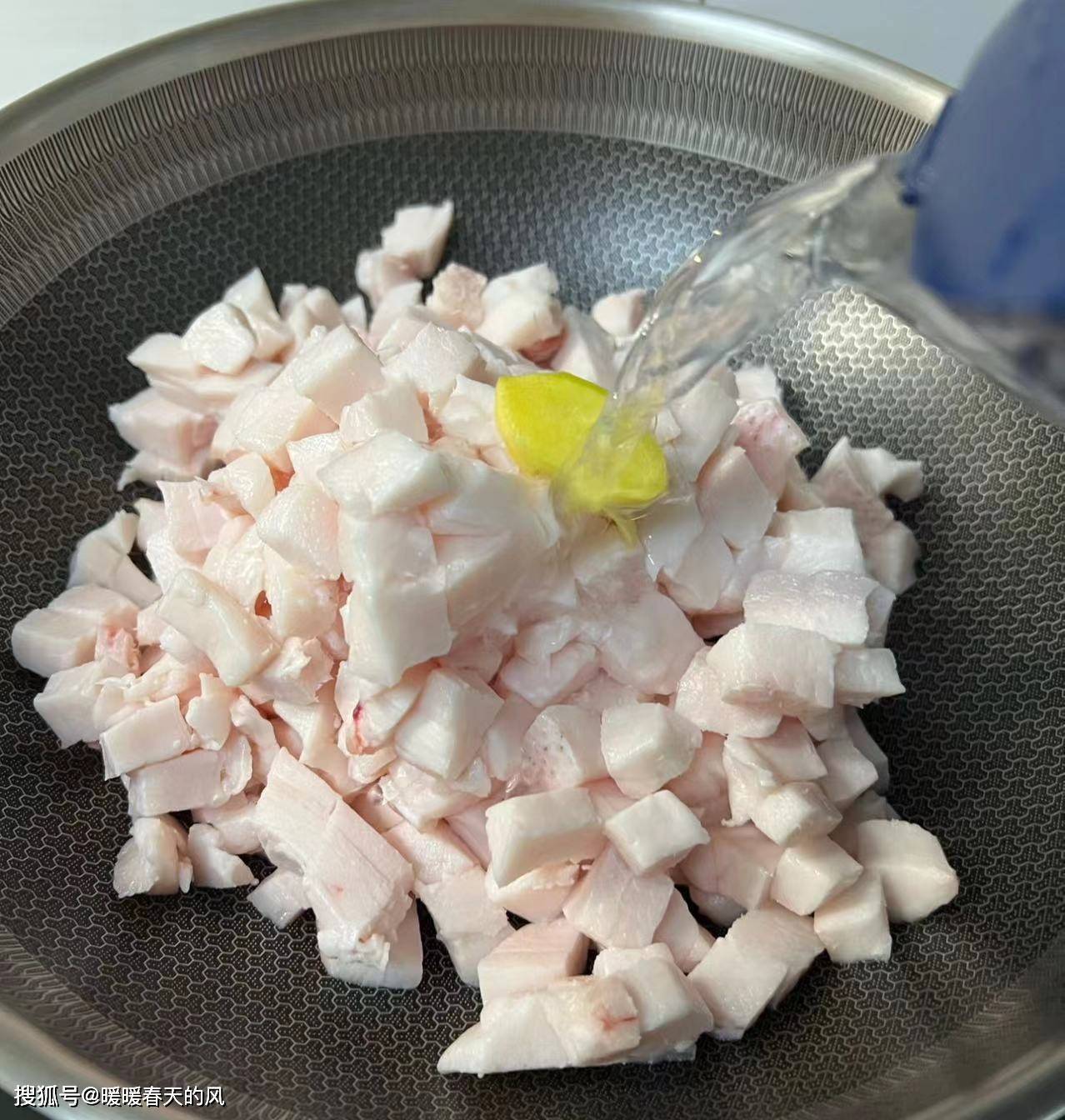 猪肥膘切成两厘米左右的丁倒入锅中放几片姜肥膘就是紧贴瘦肉的部分