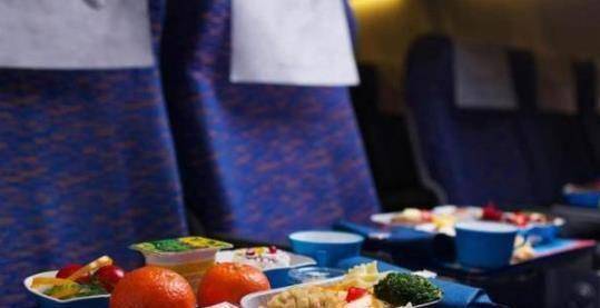 如果乘客坐飞机一份餐没吃饱，可以再要第二份么？空姐不会笑话你