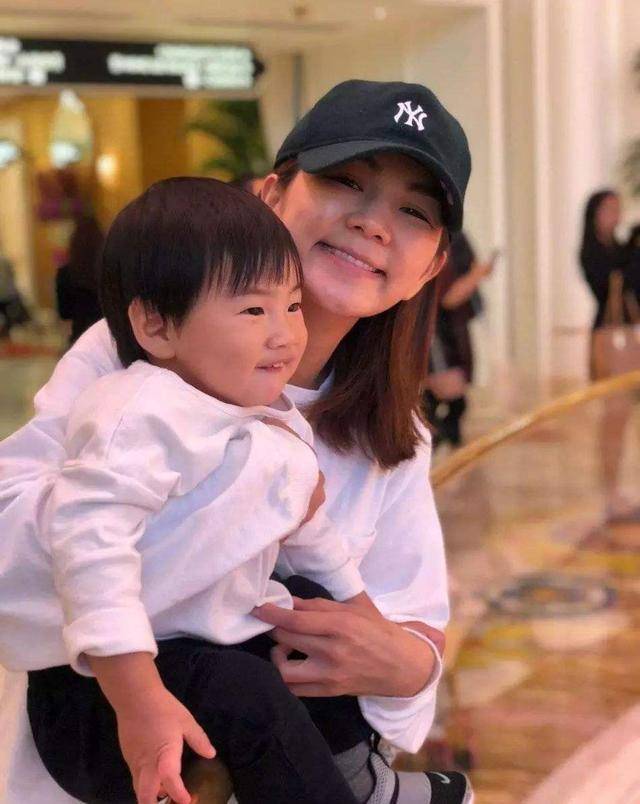 上亿网友围观生娃过程,直面生产后遗症登热搜,陈嘉桦多勇敢?