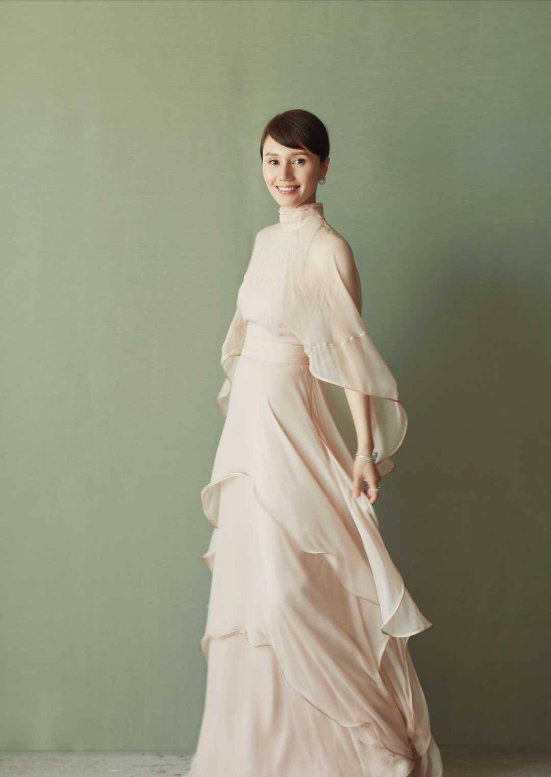 "袁泉"的穿搭才叫精致,一袭黑色连衣裙佩戴高级珠宝,气质绝佳_时尚