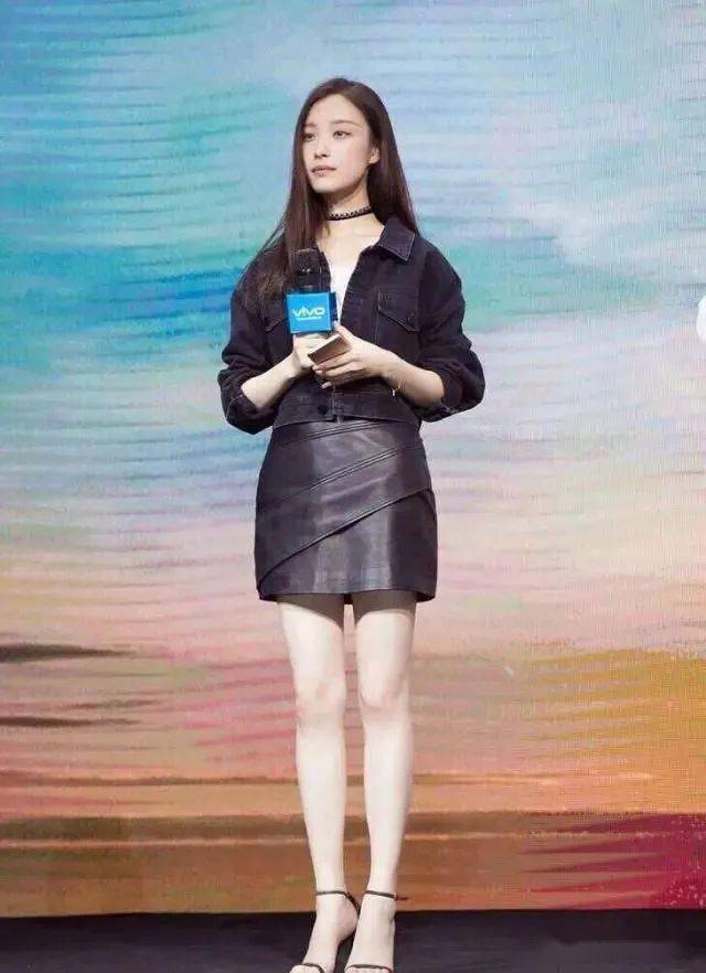 倪妮一件高腰黑色牛仔外套搭配黑色皮革短裙,黑色的锁骨链呼应一字带