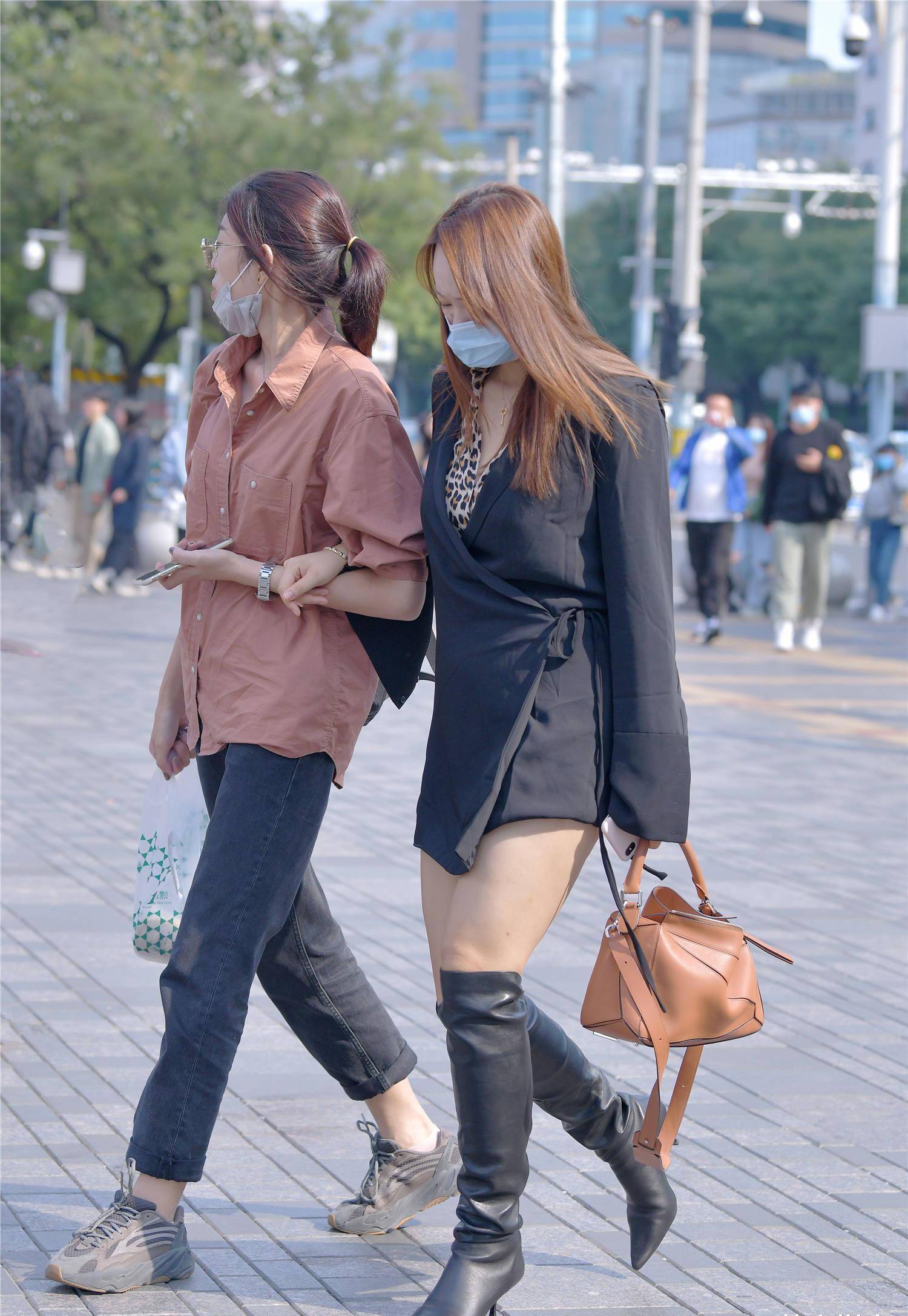 中秋时节到来,穿着长靴的姑娘也多了,今年流行哪些长靴?