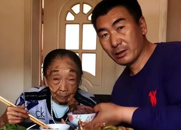 马玉琴讲述自身经历:年轻时是运动健将,一生要强引李玉成倒追_俩人