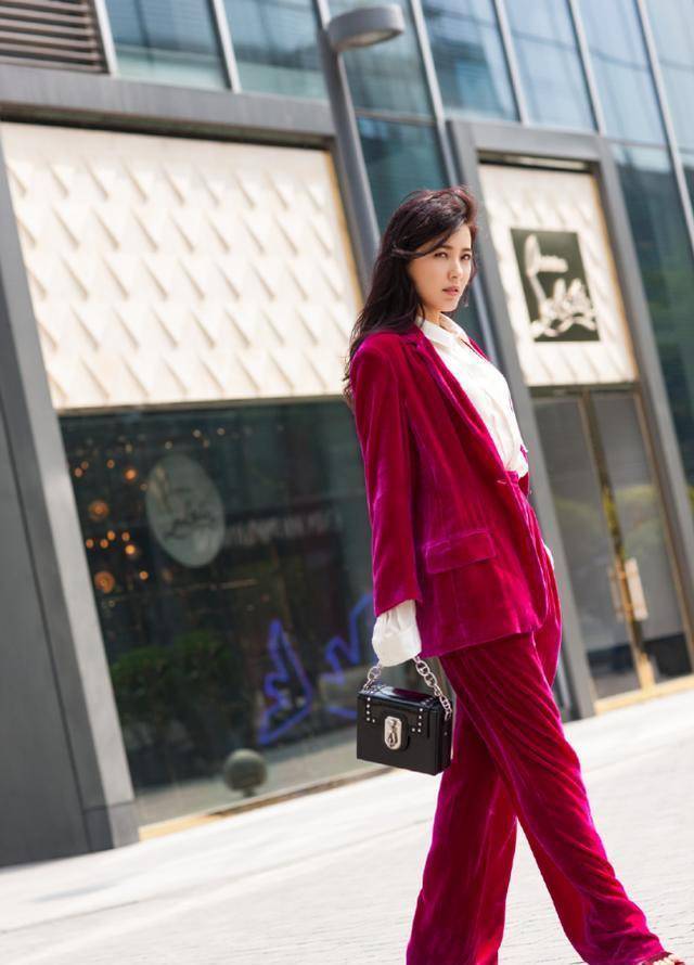 曾黎的时尚像是靠气质撑着,就算是一身t恤配牛仔裤,仍然耐看_长裤