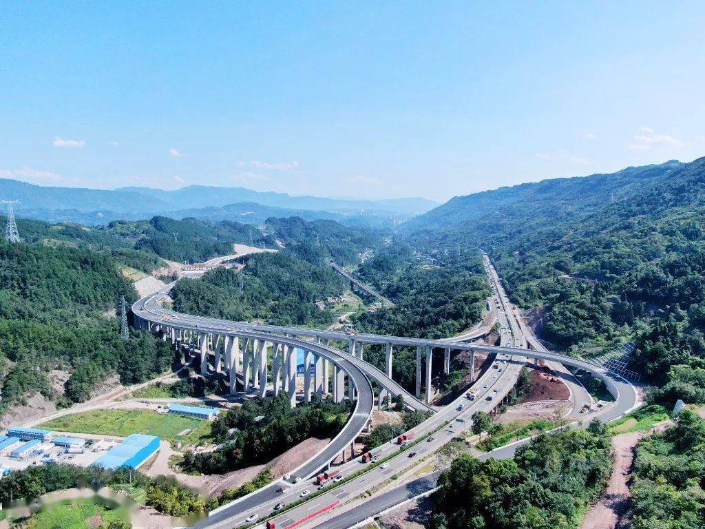 2021年9月29日,綦江北互通及新龙大道正式投入使用,綦江城区与重庆
