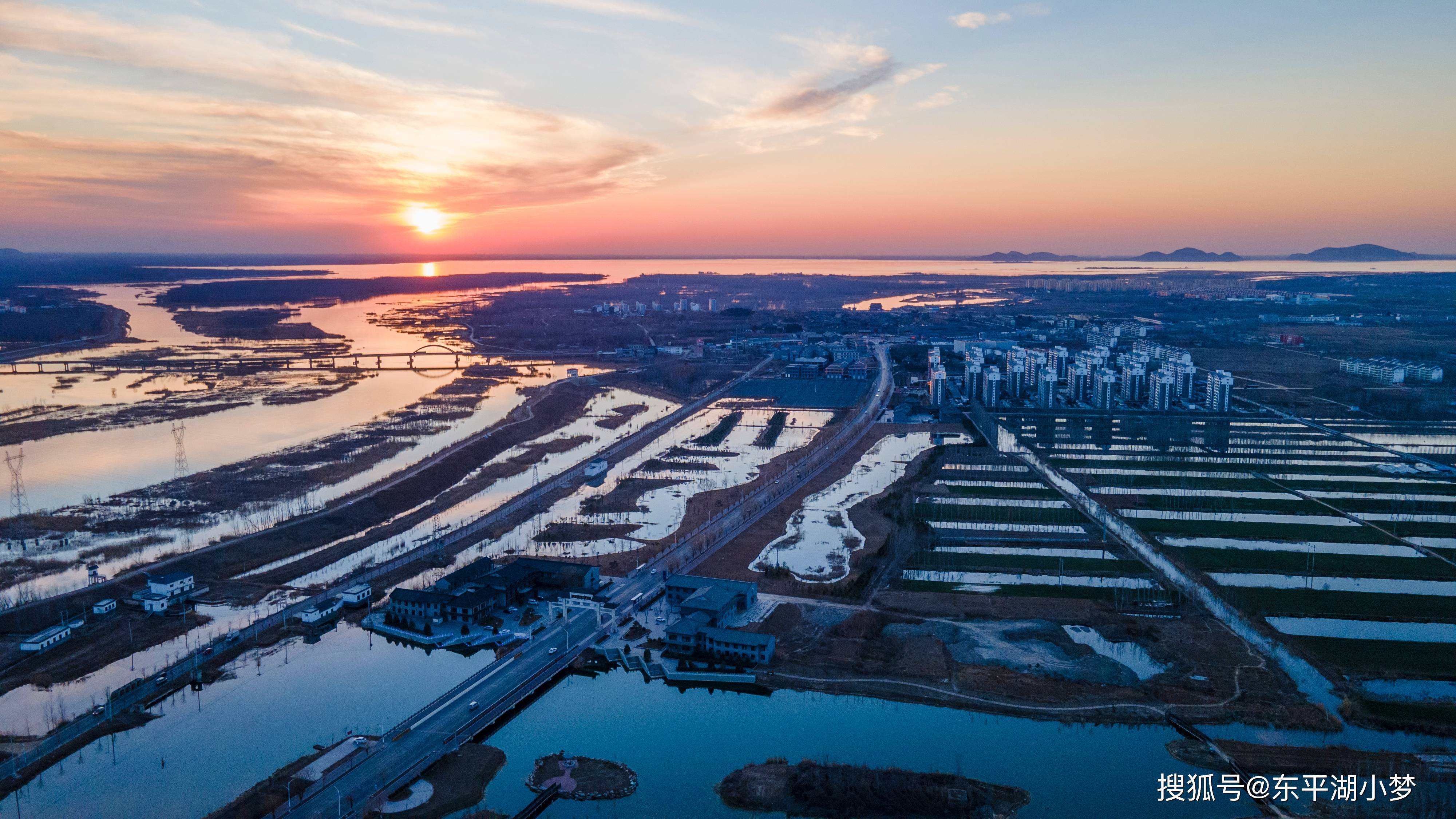 航拍东平湖水浒古镇夕阳美景_霞光_无人机_暮色