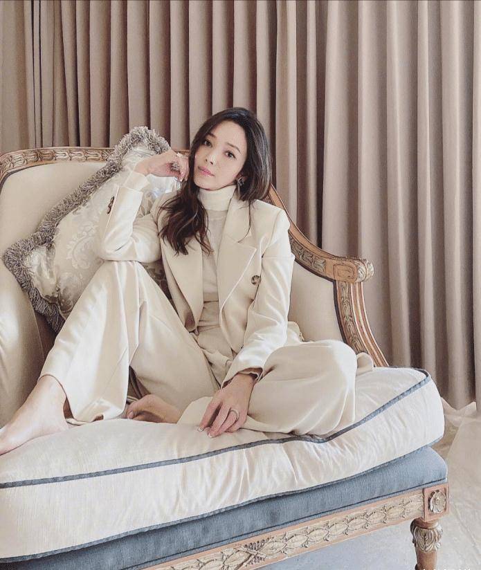 "台第一美女主播"侯佩岑风采不减当年,穿卡其色工装裙,超美_西装_时尚