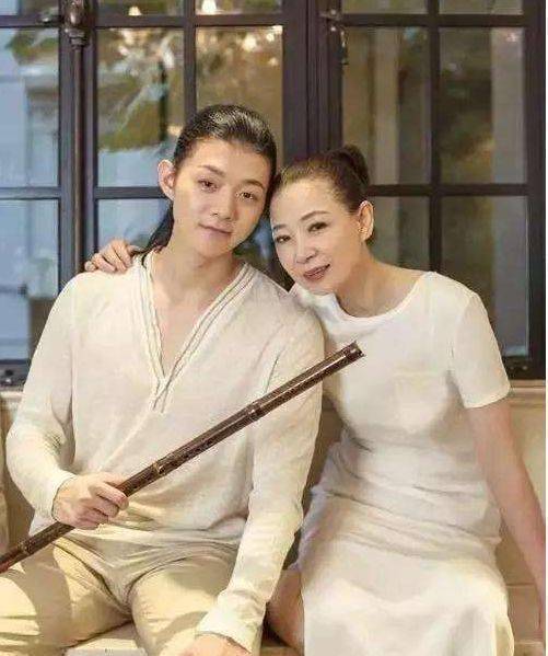 刚出生就被父亲抛弃,母亲独自抚养他29年,如今名气远超父亲_霍尊_歌曲