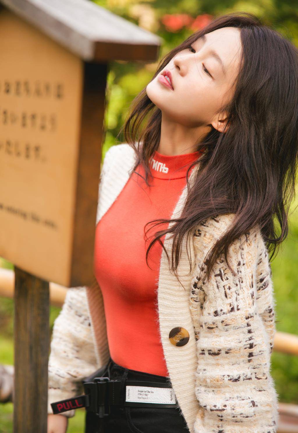 李沁真"小号水蜜桃",穿小码紧身衣才绷出凹凸感,像性感小野猫_少女