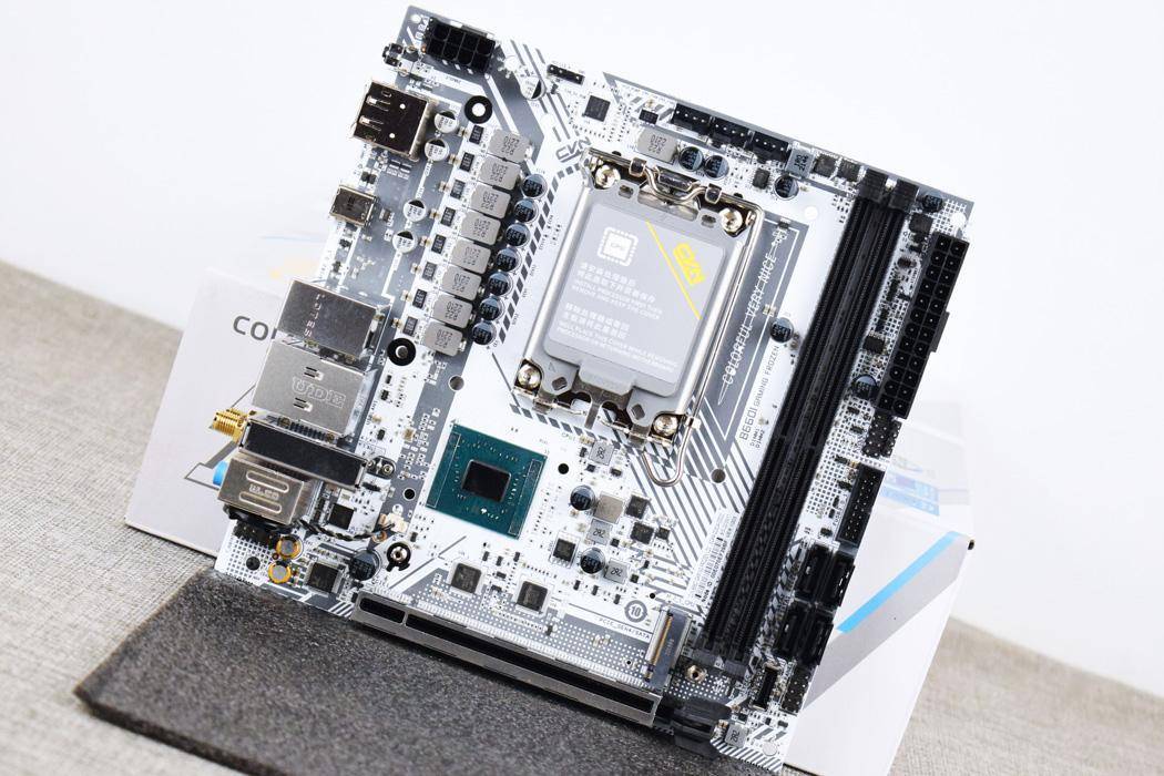 七彩虹cvn b660i gaming frozen主板开箱试玩:布局合理的主流选择