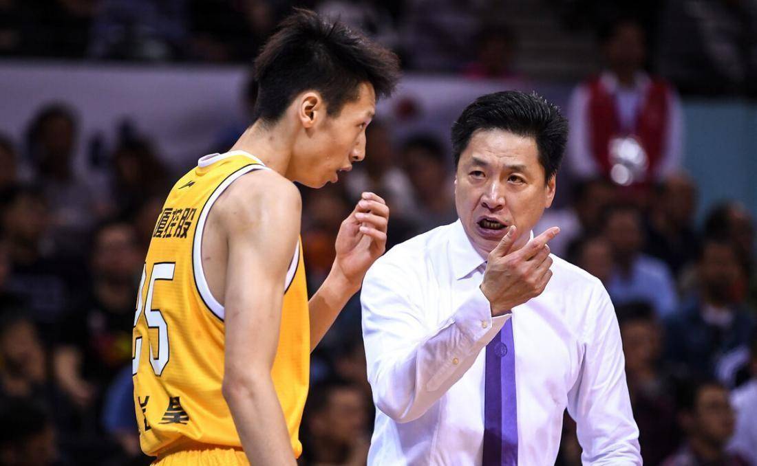 cba的错误判罚终于被补回,赵岩昊被肘击却离场了,闫军需要反思_比赛