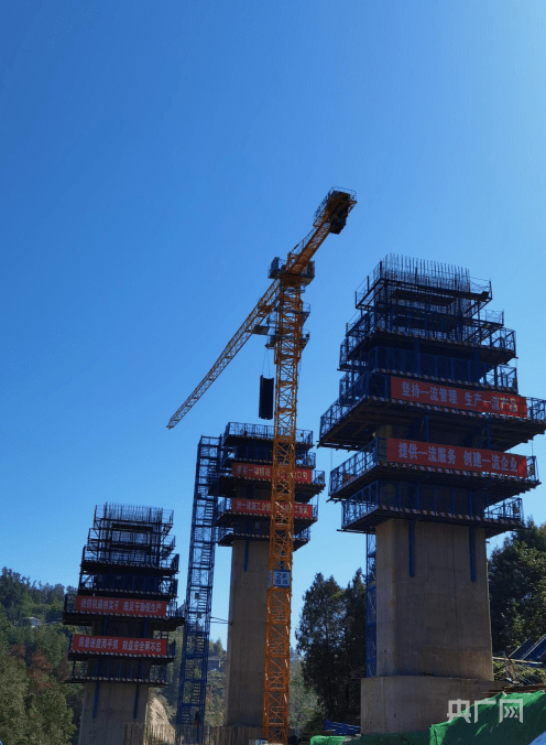会峰特大桥(央广网发 曹艺丹摄)据了解,南川西环线高速公路二标项目