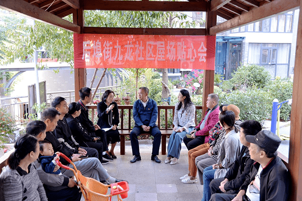 10月18日,在萍鄉安源區後埠街九龍社區總府小區,街黨委書記唐欣主持