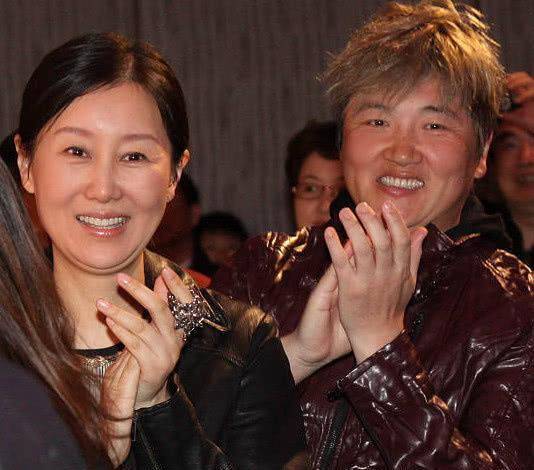 内地乐坛"一哥"娶三婚妻子,身家过亿住700元出租房,养4个孩子_孙楠