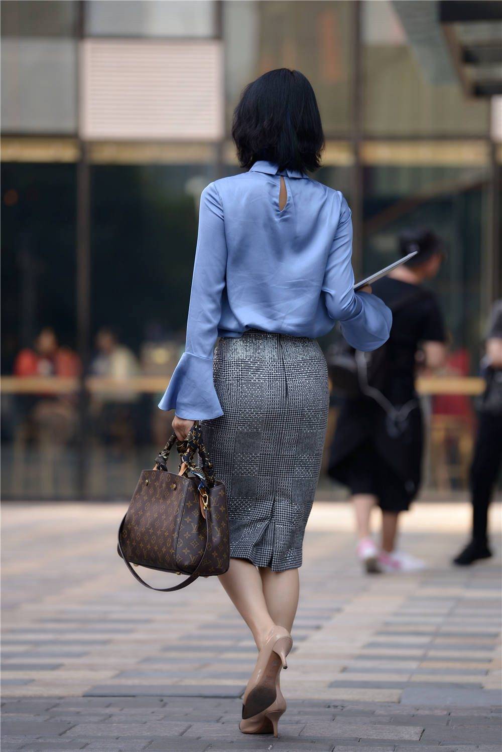 青春靓丽的职场美女,选择灰色高腰筒裙,搭配拼接尖头细跟鞋_风格_设计