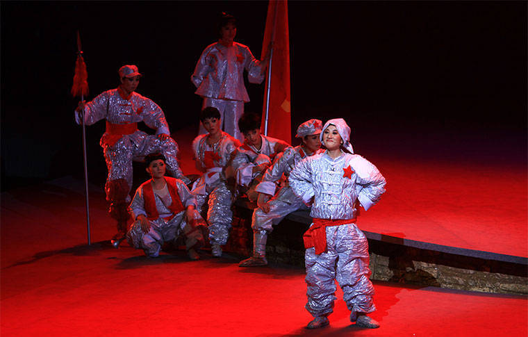 儿童剧《红孩子》剧照3来自同龄人的声音,往往感触更深.