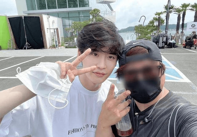 李钟硕车银优亮相新片发布会,前者肿成发面馒头,后者完全碾压_状态