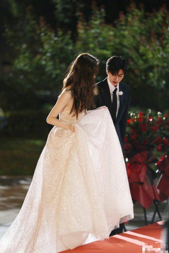 新一季《奔跑吧》路透曝光,angelababy穿公主裙时尚动人_活力_套装