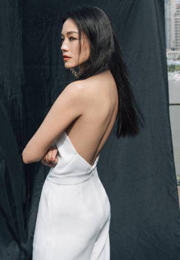 45岁舒淇罕拍时尚大片,秀裸背曲线完美,刚发文怒说不文明者_舒琪_穿着