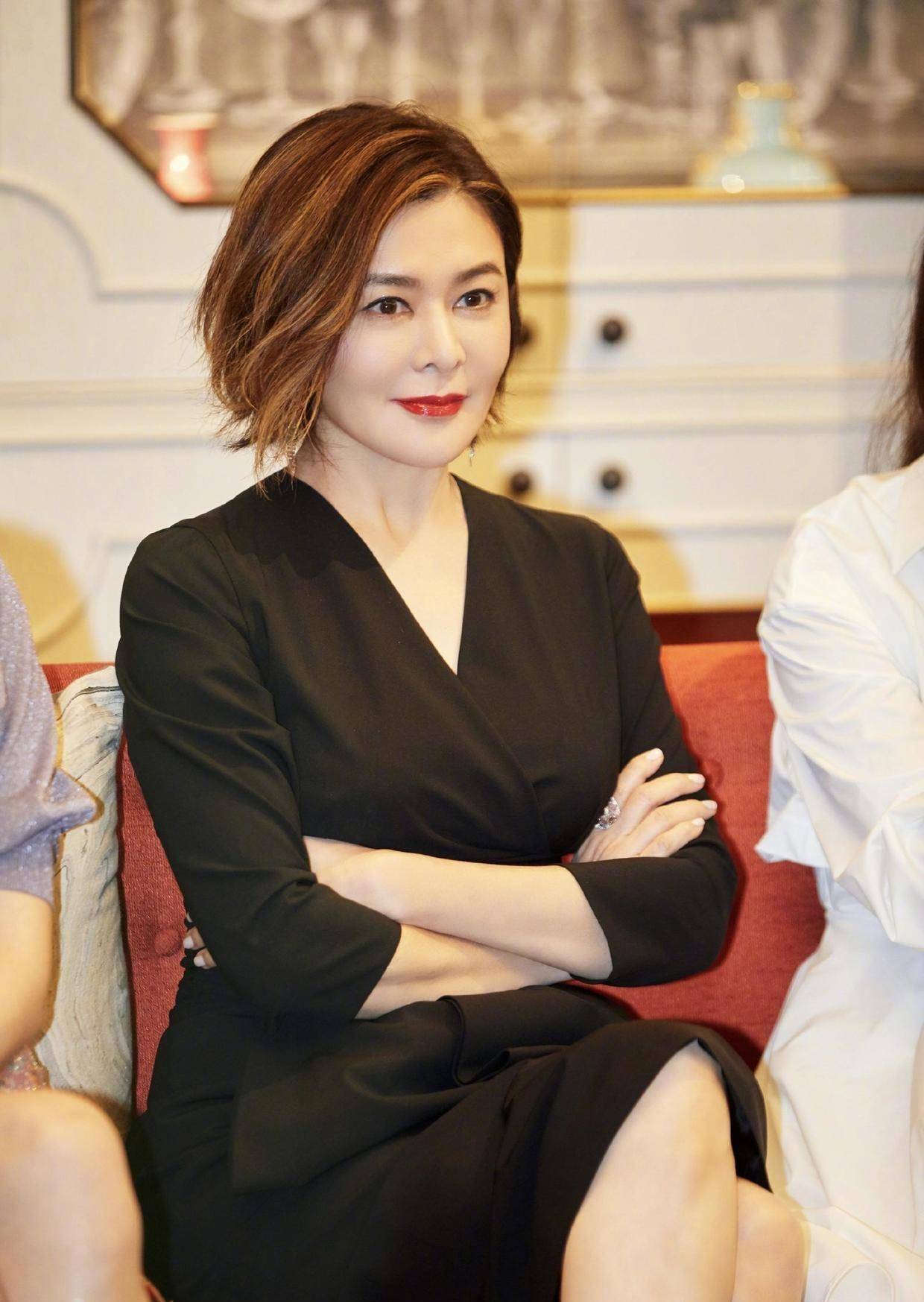 "关之琳"越老越时髦,穿黑白水墨印花裙亮相,身材和气质都太靓