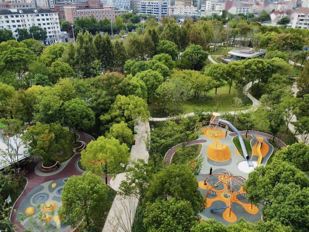中兴公园位于市中心,虽然面积不大,却"隐藏"着一个分龄的儿童乐园,被