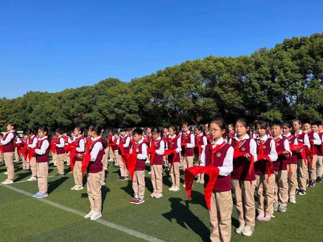 礼嘉中心小学:二年级入队仪式_全体_队旗_决心