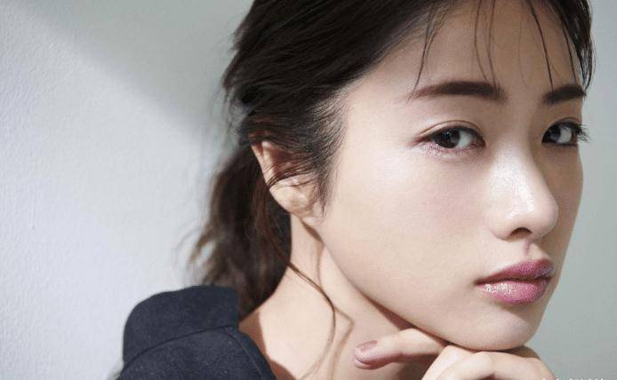 石原里美的穿搭也太温柔了吧,穿黄白条纹连衣裙,笑容美丽动人_感觉