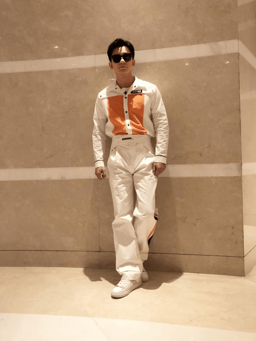 李晨状态满分开录《奔跑吧》 近期亮相造型清爽减龄又时尚_身材_黑色