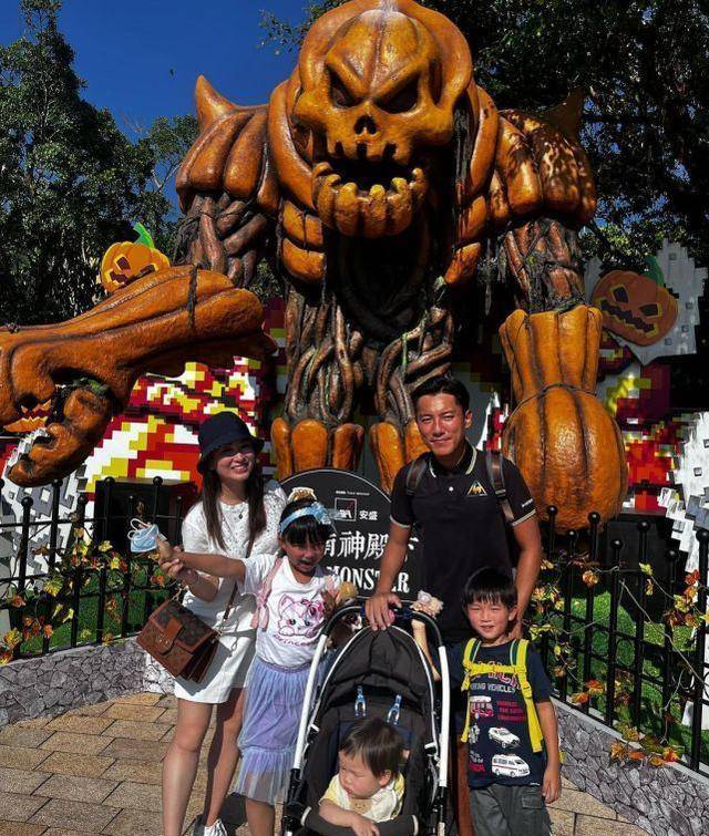 当然,他的妻子麦雅芝也不容易.她平时在家照顾