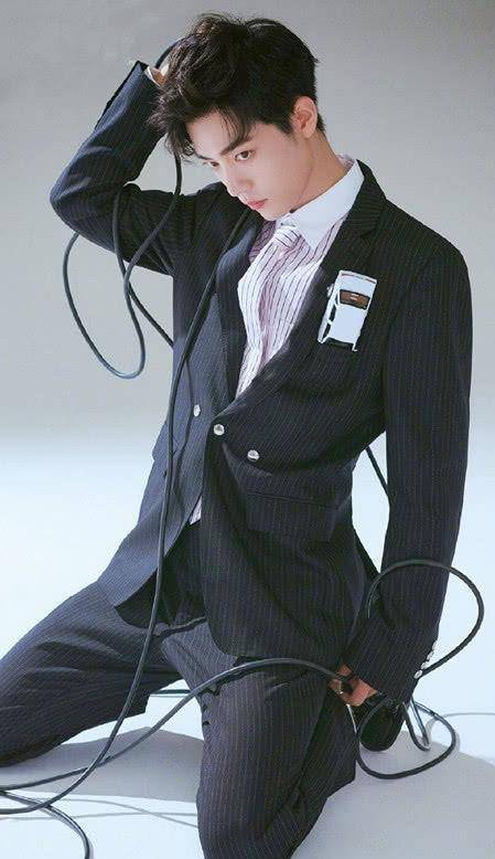 男明星的腰有多绝?王一博下腰太酷帅,看到肖战:这谁顶得住啊!