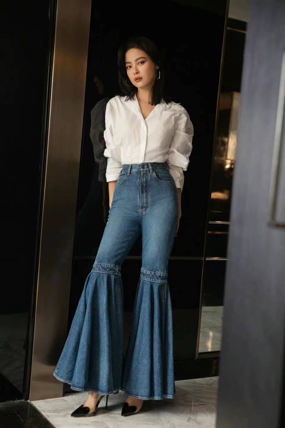 辛芷蕾穿白衬衫配创意喇叭腿牛仔裤,干净清爽,气场十足_造型_经典