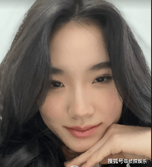 小S二女儿晒自摄影，14岁许韶恩妆发成熟，露齿笑标致诱人星范足