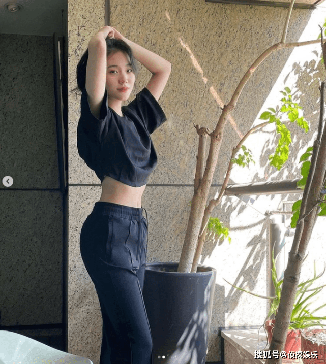 小S二女儿晒自摄影，14岁许韶恩妆发成熟，露齿笑标致诱人星范足