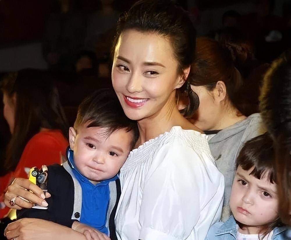 老公年轻帅气依旧,45岁的马雅舒状态越来越好,婚后她相夫教子与继女的