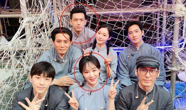 民国造型亮相在舞台上有一番互动,李现扮演的秋白先生与杨紫扮演的女