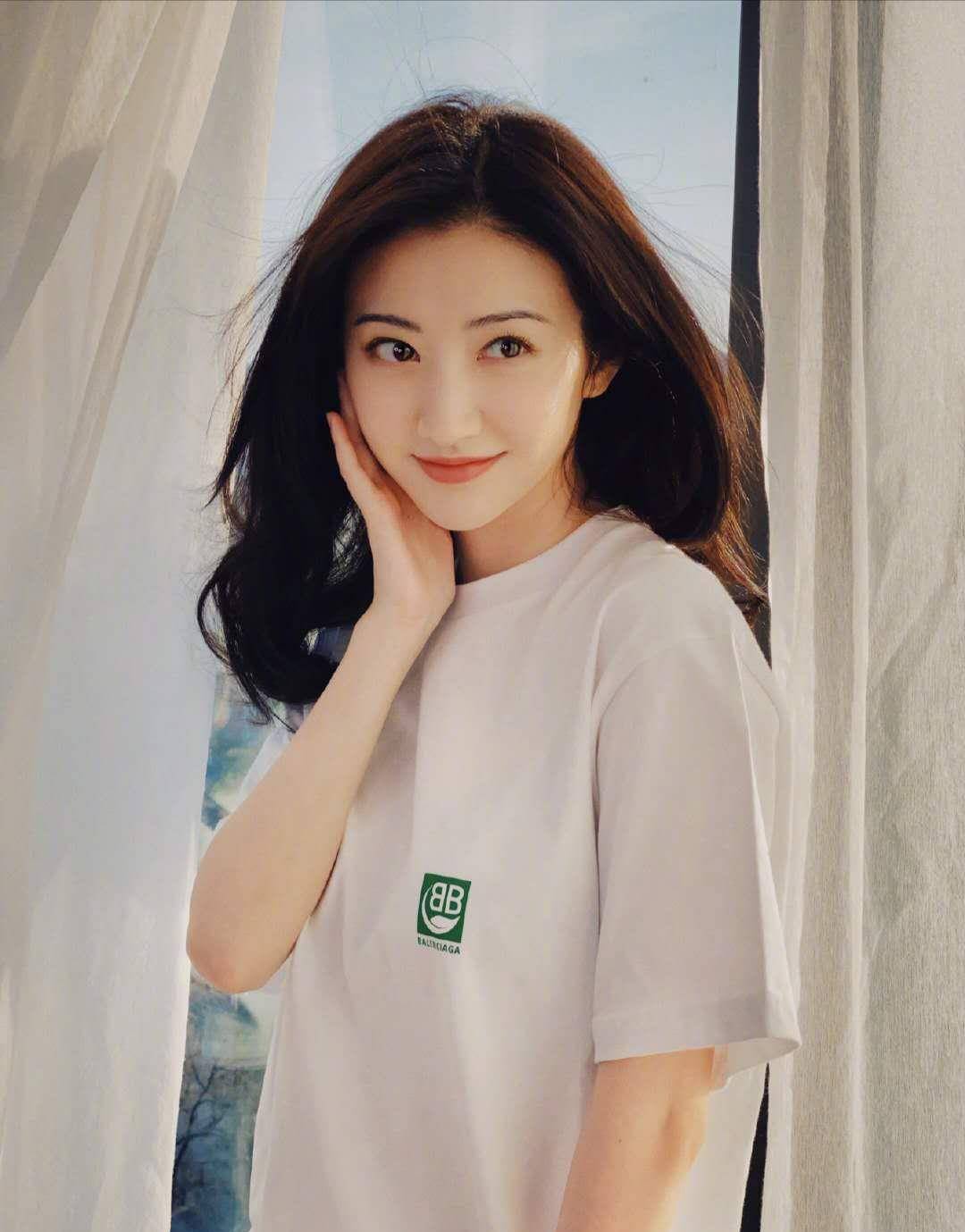 景甜拍照用花瓣遮脸,却被称"翻版"许晴,无意间暴露豪宅位置_照片_因为