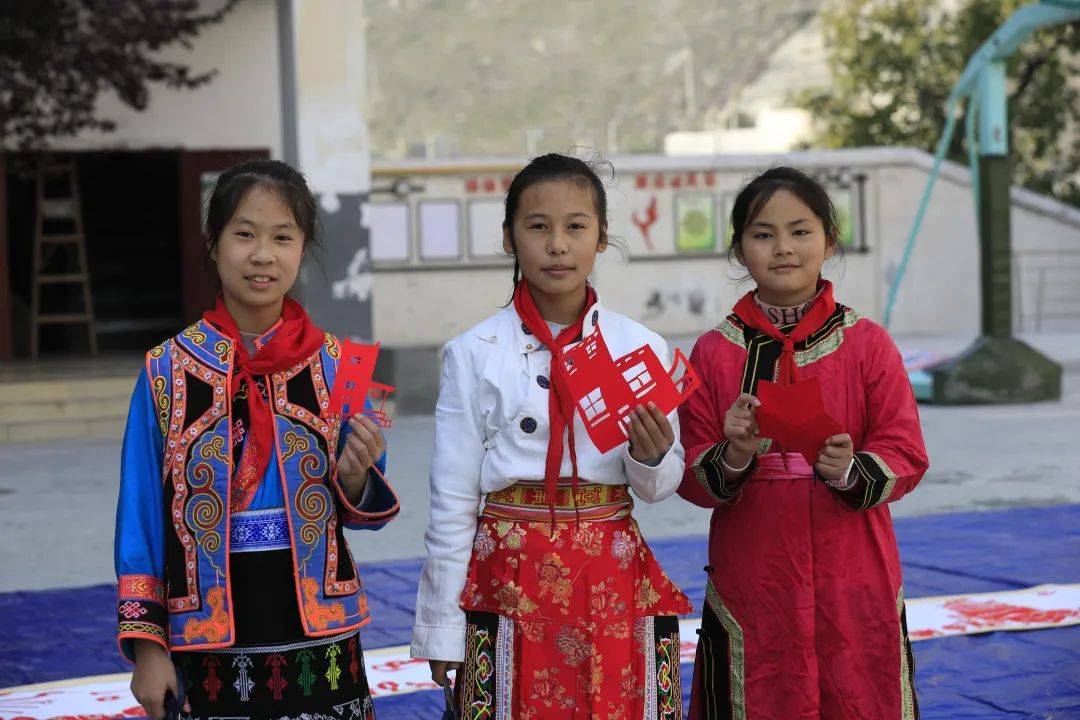 二十大时光丨巧手绘画卷 童心颂党恩 理县薛城小学20米非遗剪纸画卷