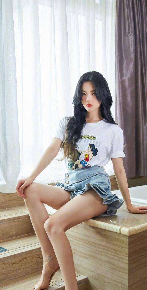 杨超越气质真好,穿黑色吊带裙化身港风美女,太有魅力了