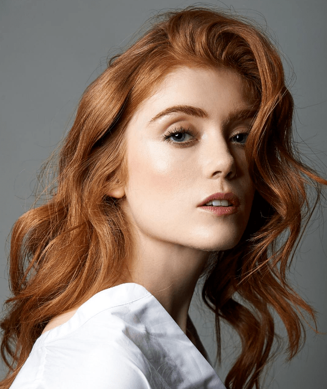 (她的发色准确来说是ginger姜黄色,但一般概括在redhead红发里.